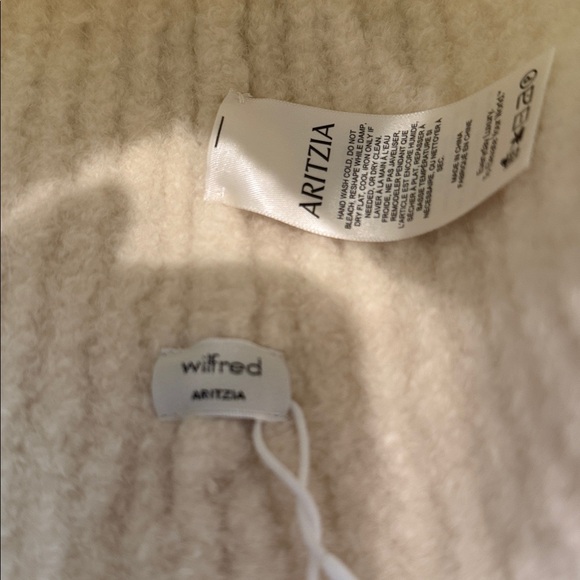 Aritzia Cozy Cream wool Beanie - Picture 5 of 5